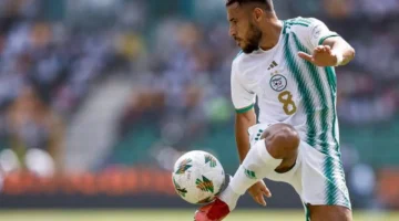 رد فعل مؤثر.. يوسف بلايلي يبكي ملايين الجزائريين بفيديو مع بائع المناديل